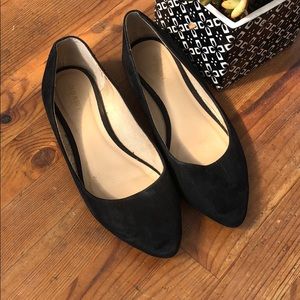 Pointed toe black flats